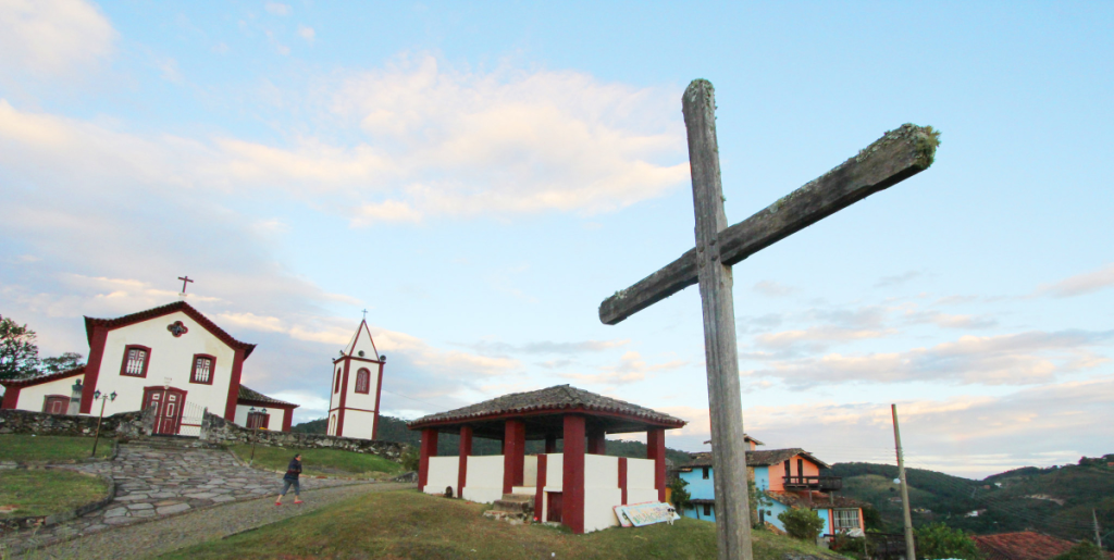 Igreja Católica de Conceição de Ibitipoca, Minas Gerais, construída em estilo colonial e cercada pelo charme simples da vila e das montanhas da serra.